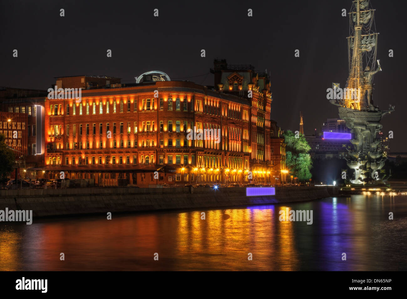 Skyline der Stadt beleuchtet in der Nacht, Moskau, Russland Stockfoto