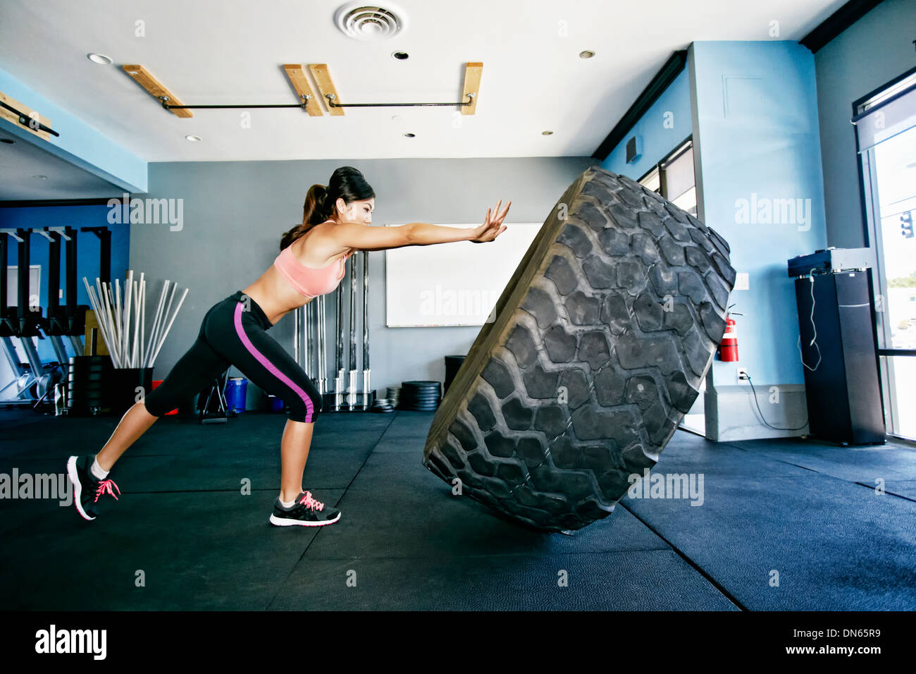 Asiatische Frau, trainieren Sie im Fitness-Studio Stockfoto