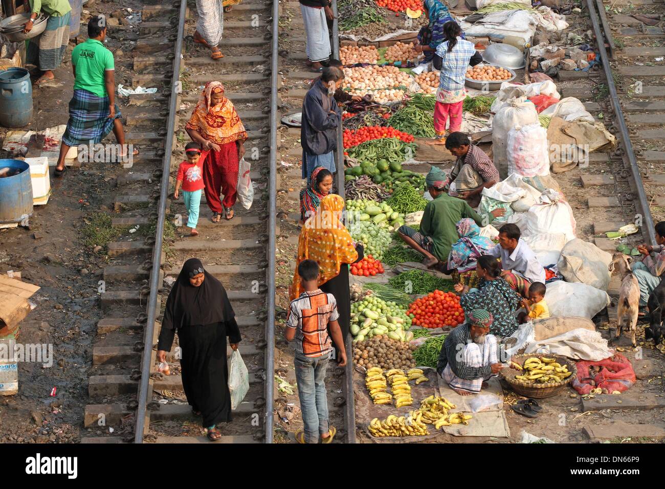 Bangladesch. 15 Aug, 2014. Leute kaufen und verkaufen Ware auf die Küche Markt auf der Schiene Linien in Karwan Bazar in der Hauptstadt Dhaka. Stockfoto