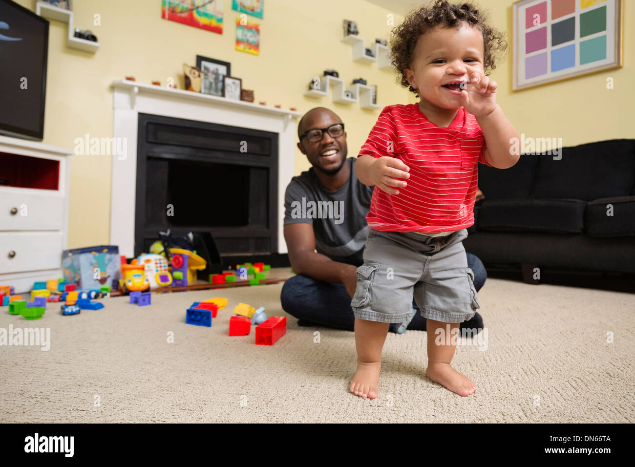 Vater und Kind Sohn spielt im Wohnzimmer Stockfoto