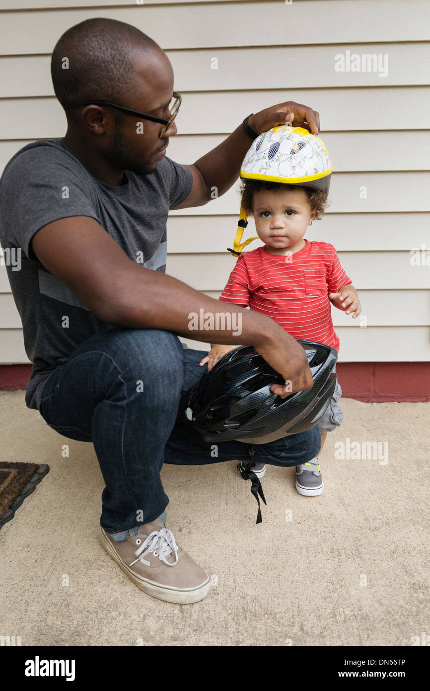 Vater Sohn Kleinkind Helm aufsetzen Stockfotografie - Alamy