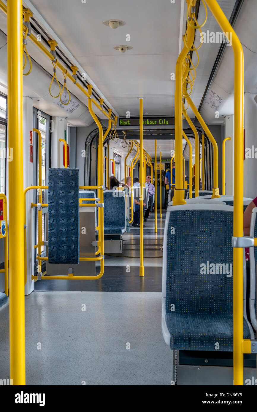 Das Innere einer Metrolink-Straßenbahn Stockfoto