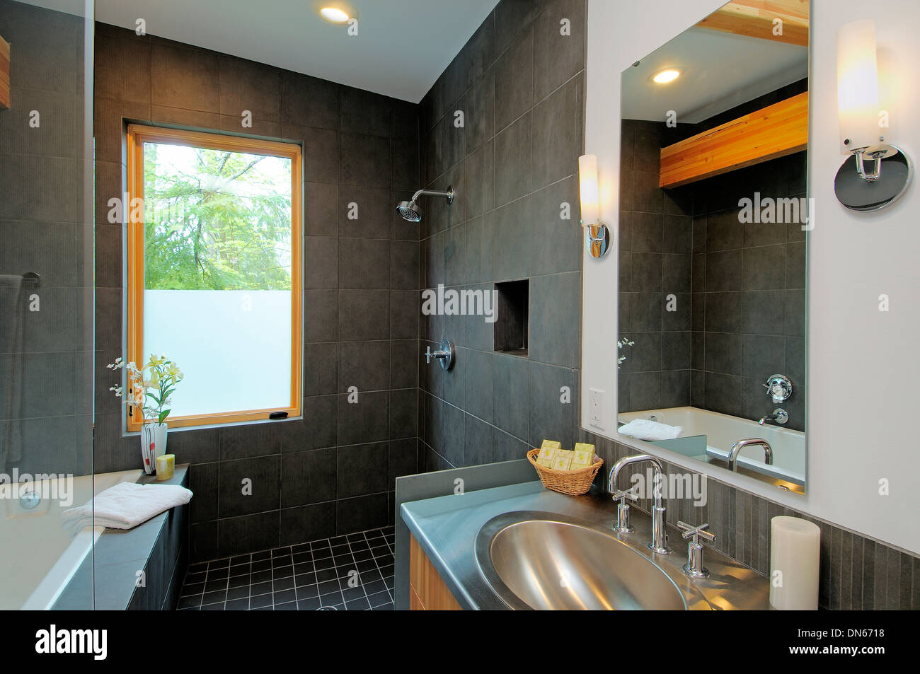 Dusche und Waschbecken im Badezimmer Stockfoto