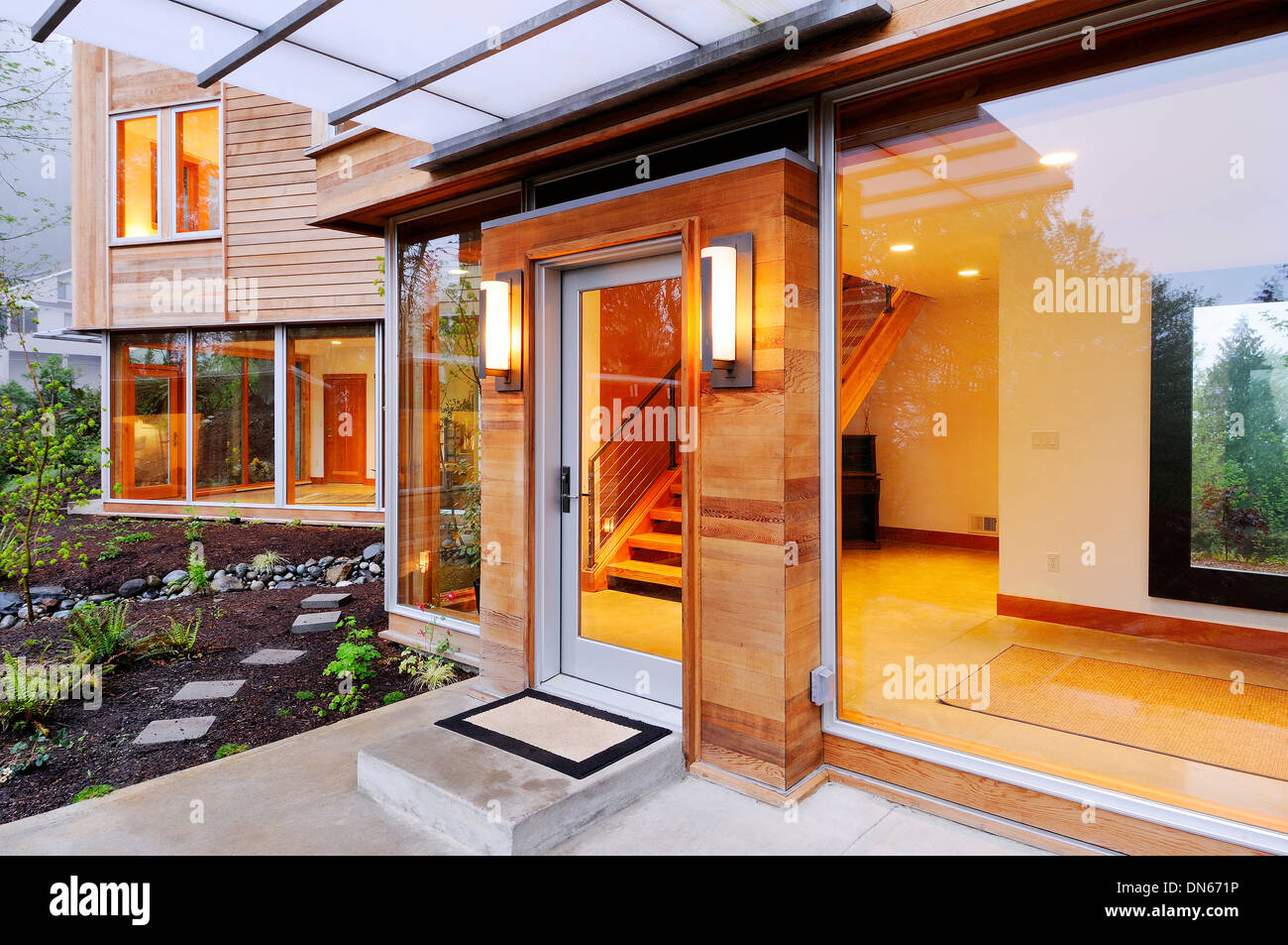 Fenster und Türen des modernen Hauses Stockfoto