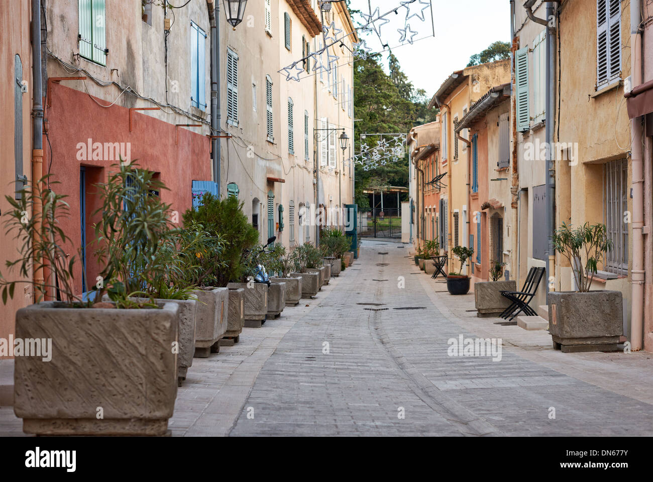 Typische Saint Tropez-Straße in der Wintersaison, Provence, Frankreich Stockfoto