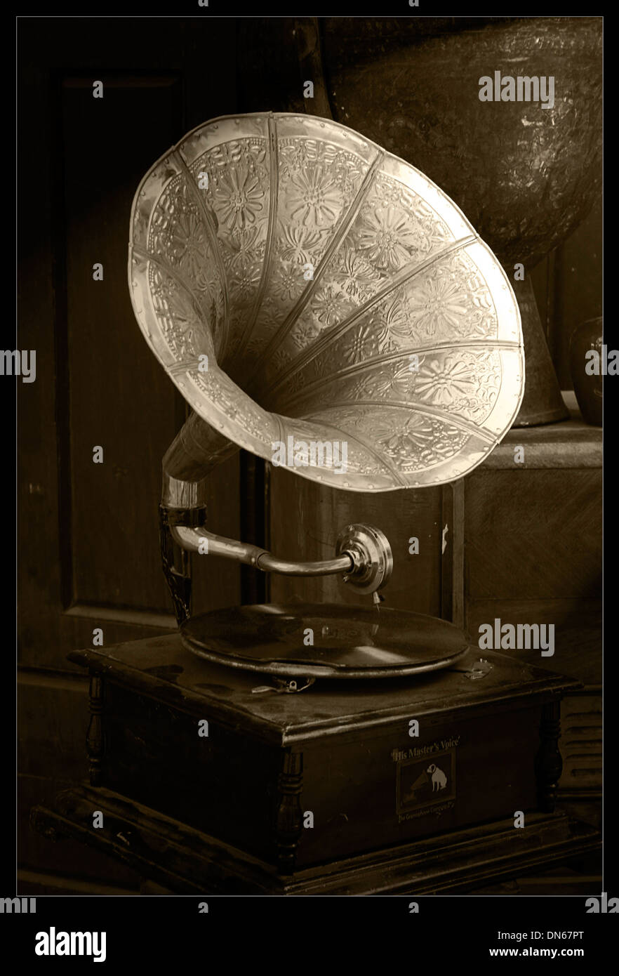 alte antike Phonographen Festplatte abholen glänzend Musik historischen Ägypten Kairo Kupfer Stockfoto