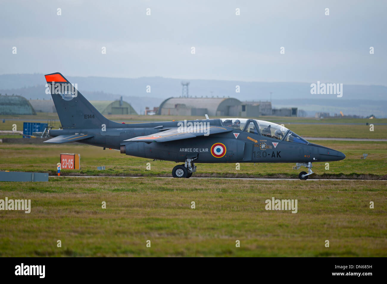 French Air Force Alpha Jet des Rollens auf der Hauptbahn in RAF Lossiemouth, Schottland.  SCO 9515. Stockfoto
