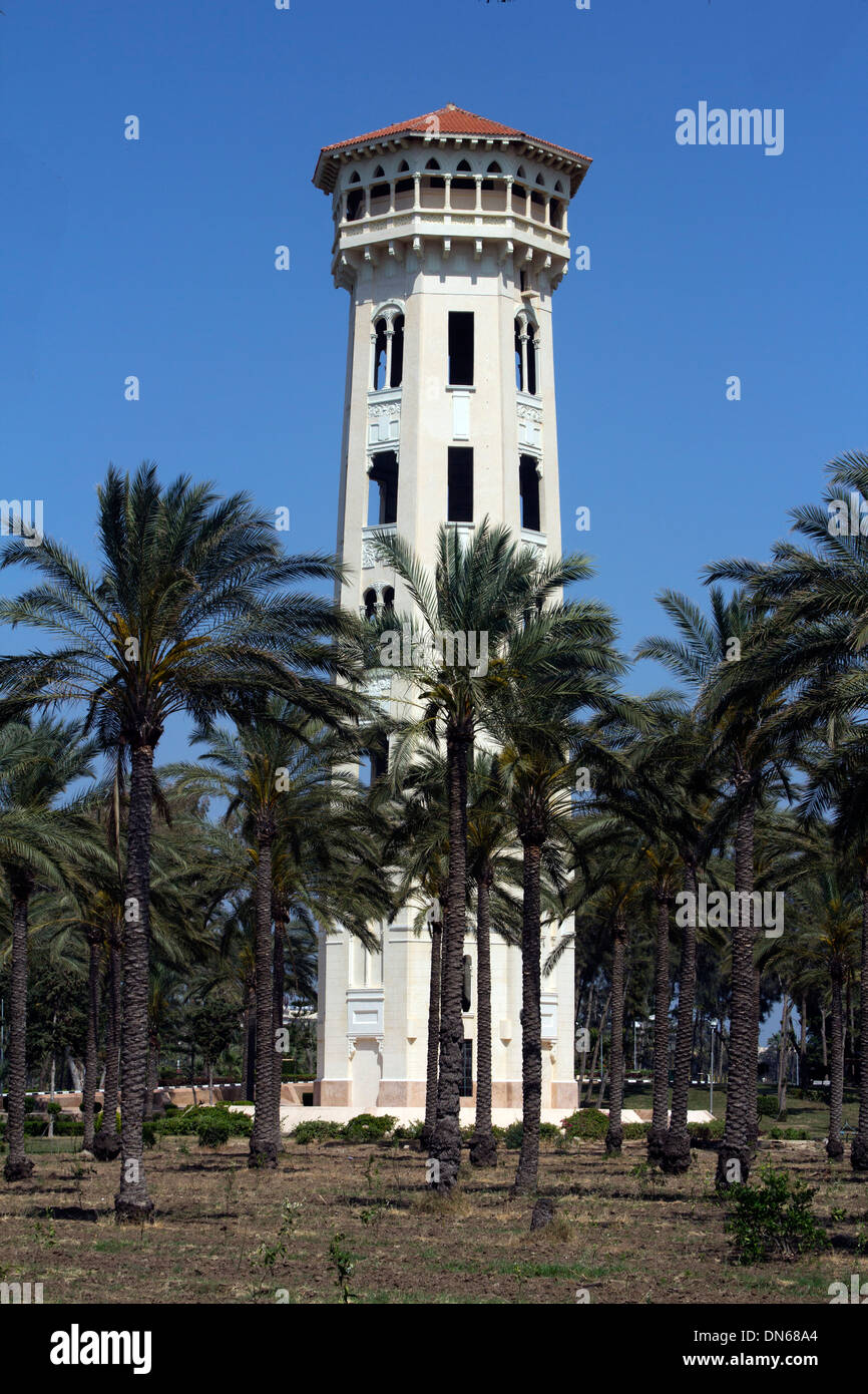 Turm alte Alexandria Ägypten Palme Palmen Baum Bäume weiß blauen Himmel hohen Turm Balkon königliche historische grün Stockfoto