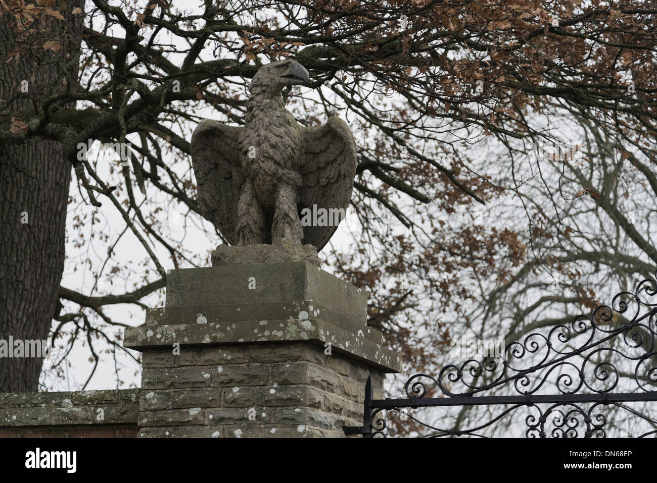 Adler-Statuen auf der Eingang Torpfosten, Landhäuser Stockfoto