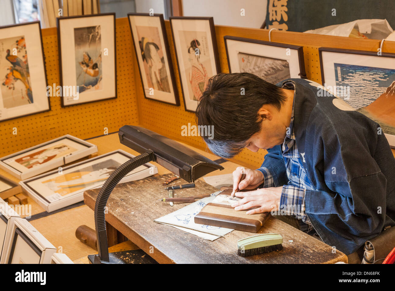 Japan, Honshu, Kanto, Tokio, Asakusa, Edo Shitamachi traditionelles Handwerk Museum, Demonstration der Holztafel Herstellung Stockfoto