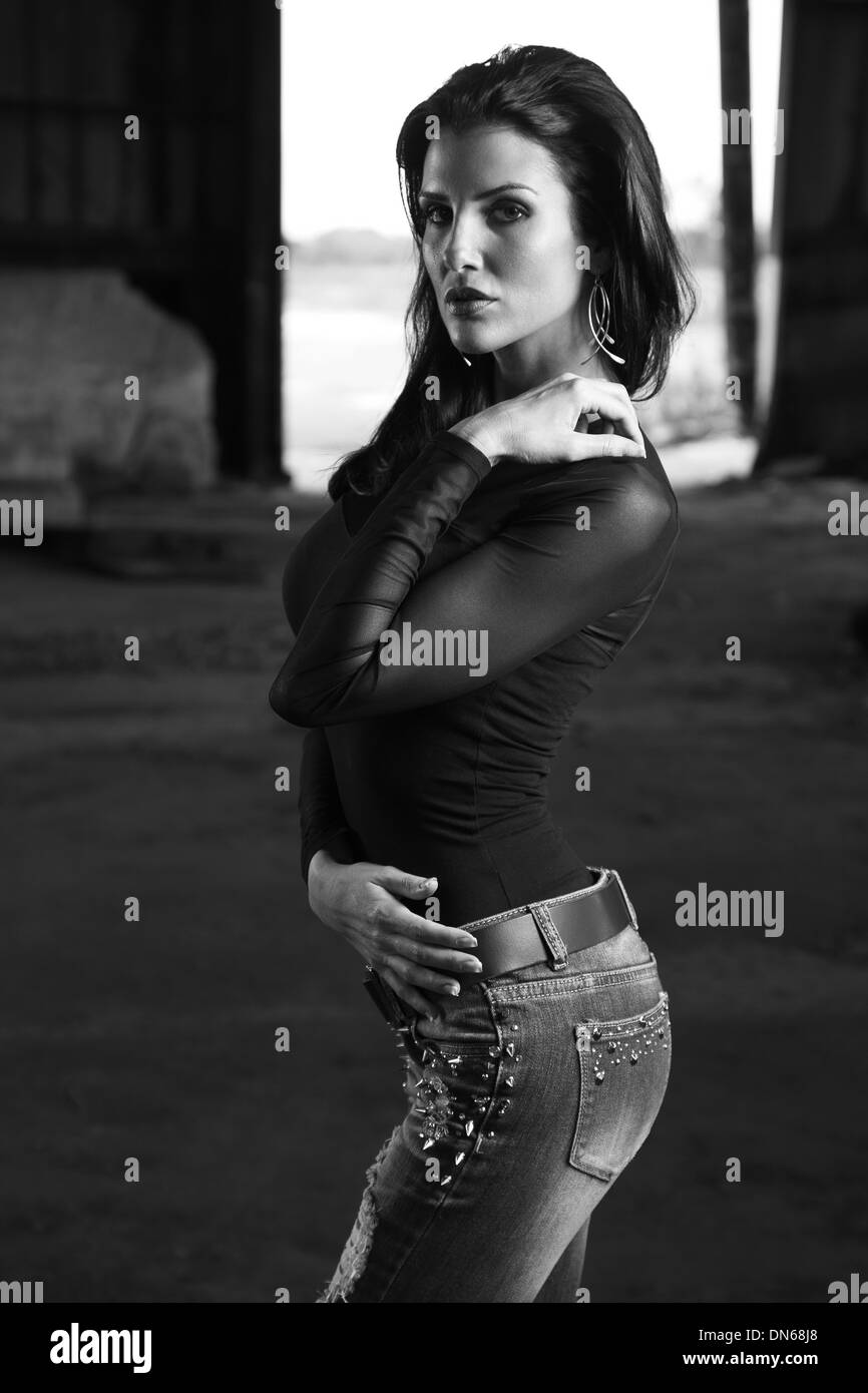 Mode-Porträt der Frau im schwarzen Hemd und jeans Stockfoto