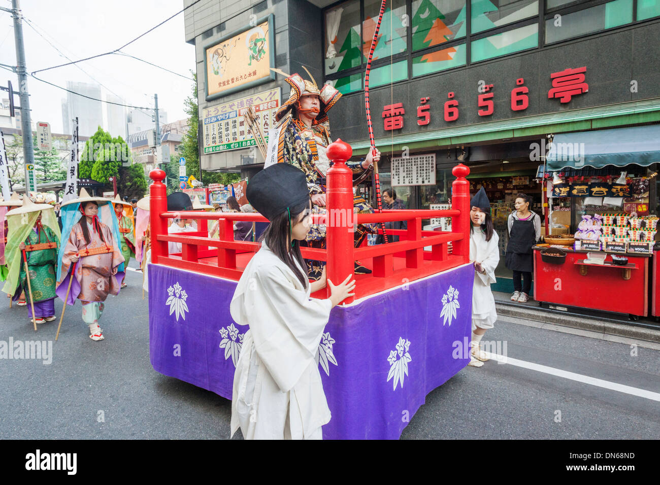 Japan, Honshu, Kanto, Tokio, Asakusa, Jidai Matsurai Festival, Festival Float Stockfoto