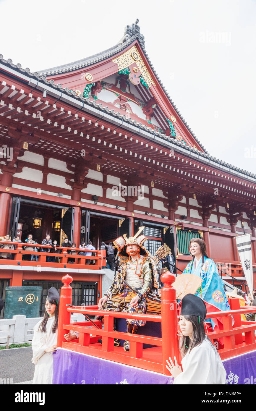 Japan, Honshu, Kanto, Tokio, Asakusa, Jidai Matsurai Festival, Festival Float und Sensoji-Tempel Stockfoto