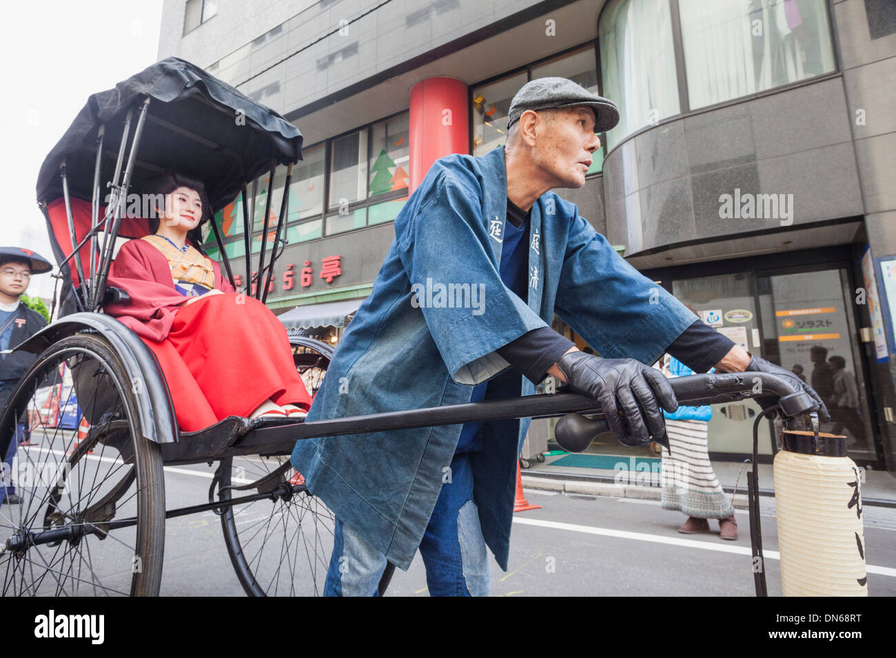 Japan, Honshu, Kanto, Tokio, Asakusa, Jidai Matsurai Festival, Frau in der Rikscha Stockfoto