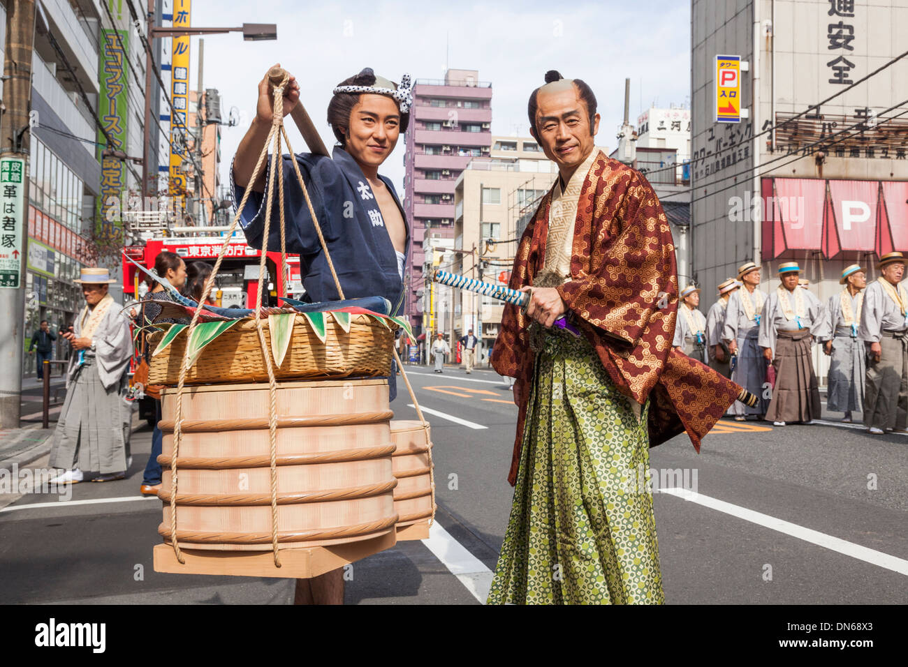 Honshu, Kanto, Tokio, Japan, Asakusa, Jidai Matsurai Festival, Gruppe der Parade Teilnehmer Stockfoto