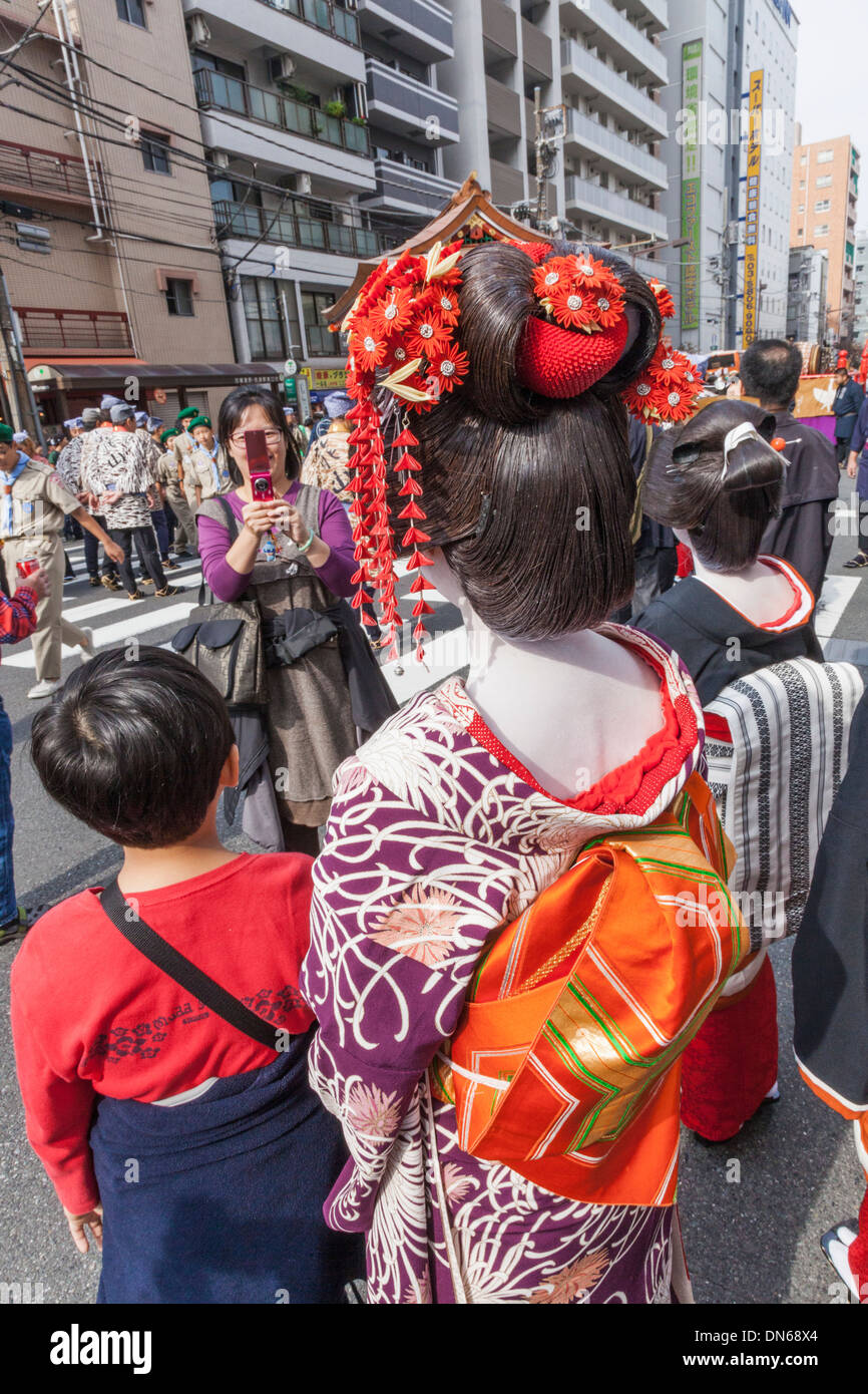 Japan, Honshu, Kanto, Tokio, Asakusa, Jidai Matsurai Festival, Kind posiert mit Geisha Stockfoto