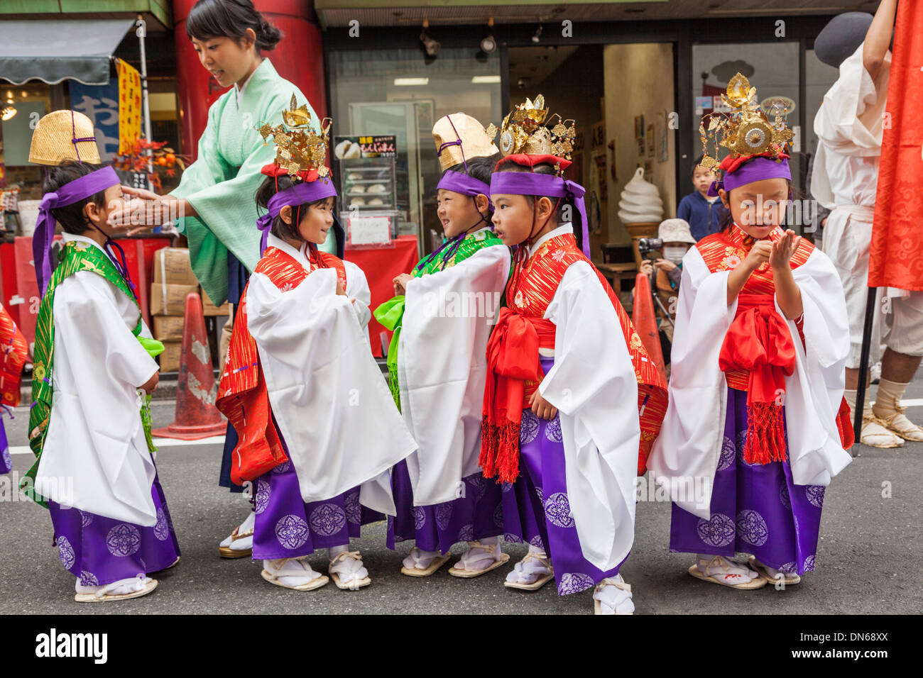 Japan, Honshu, Kanto, Tokio, Asakusa, Jidai Matsurai Festival, Kinder in Tracht Stockfoto