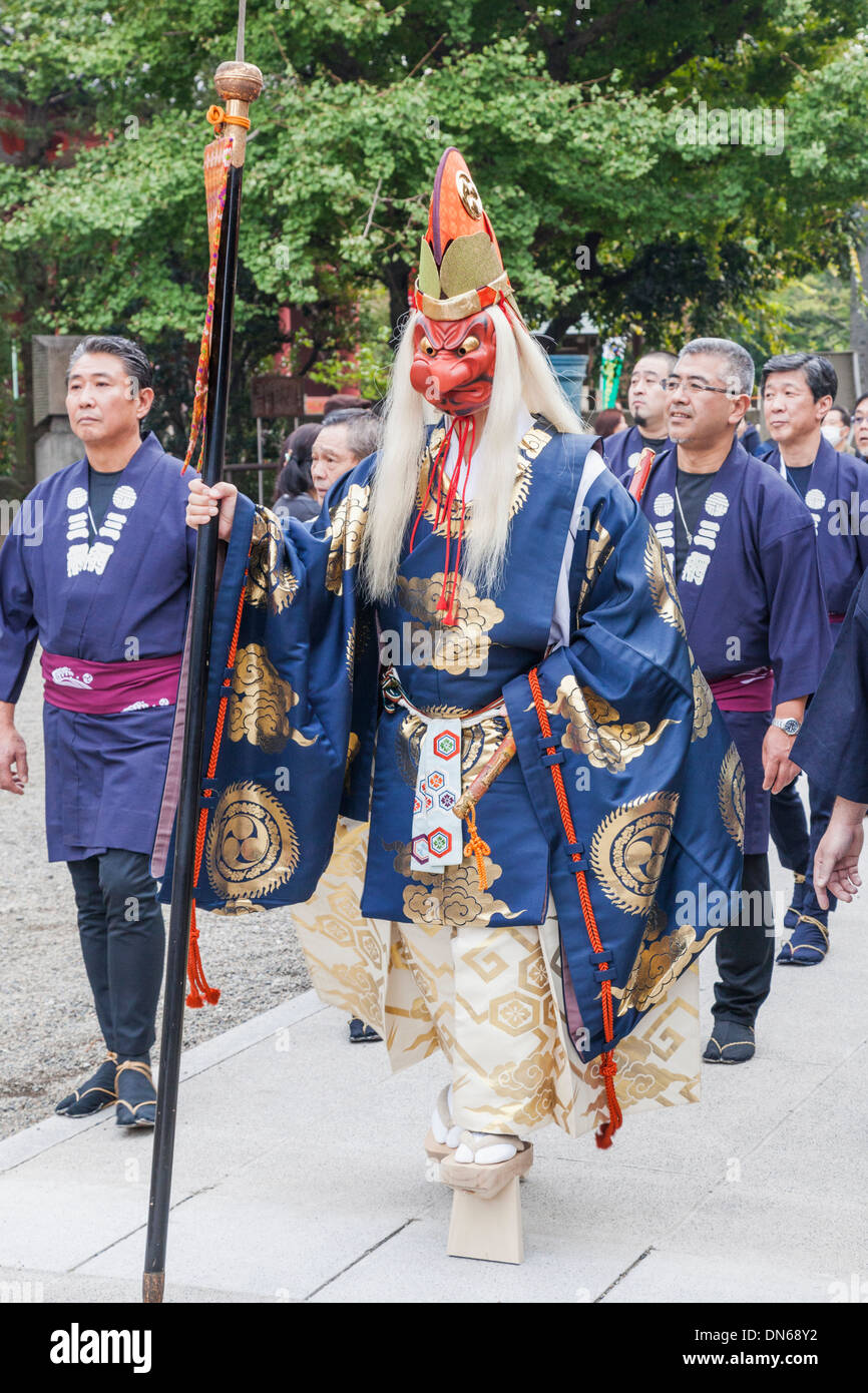 Japan, Honshu, Kanto, Tokio, Asakusa, Jidai Matsurai Festival, Charakter als Shinto Gott Tengu verkleidet Stockfoto