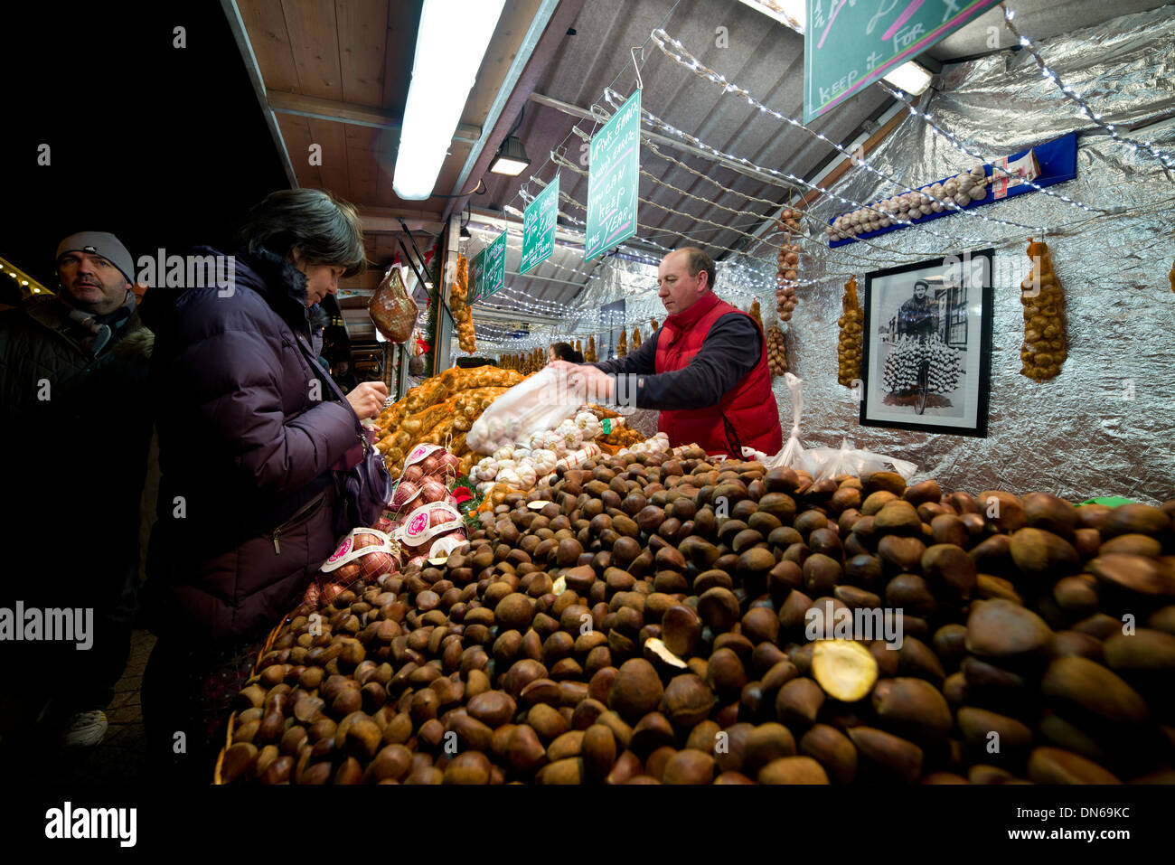 Manchester-Weihnachtsmarkt, stall, 2013, Nacht, europäisch, Deutsch, Italienisch, Winter, Dezember, England, EU, Kastanien. Stockfoto