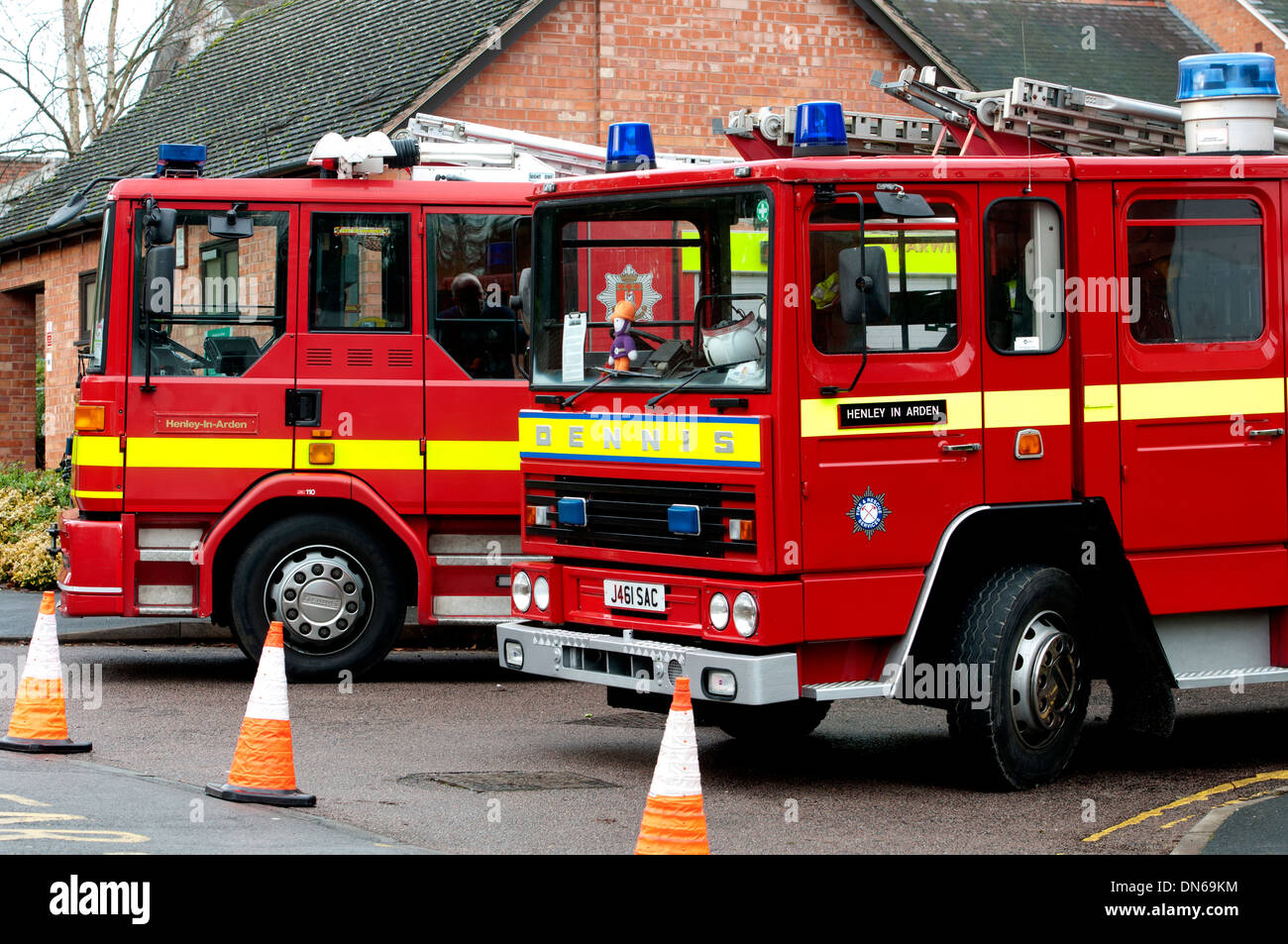 Dennis Sabre und SS Feuerwehrfahrzeuge im Feuerwehrhaus Henley-in-Arden, Warwickshire, UK Stockfoto
