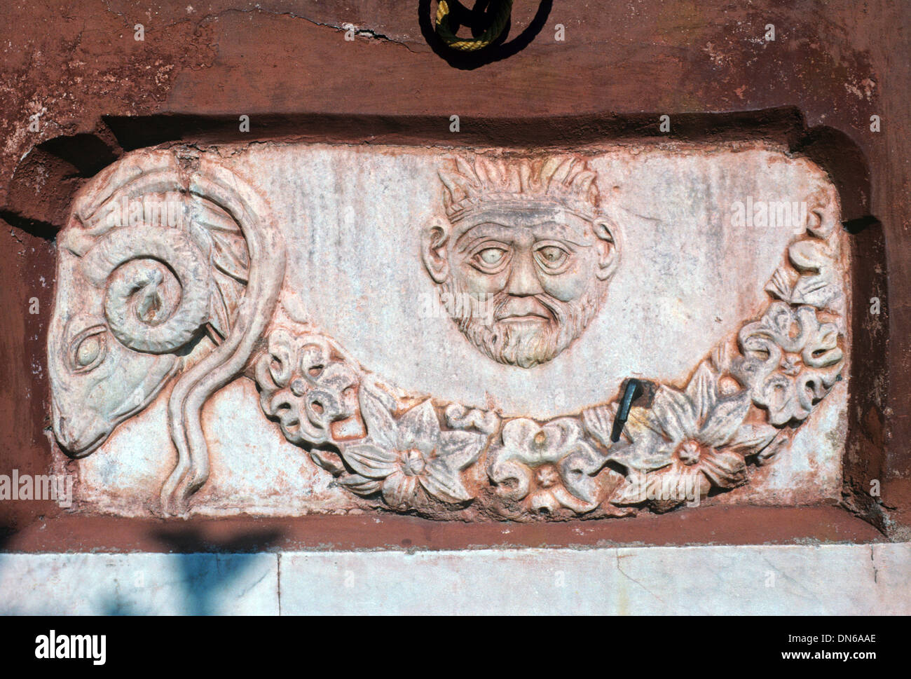 Klassische griechische heidnischen Skulpturen der Narr & Ram in der Wand, in der Kirche oder Catholicon des Kloster Vatopedi Berg Athos Griechenland Stockfoto
