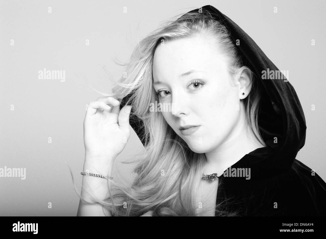 Modell mit schwarzem Samt Gothic Kapuze und Fell Stockfoto