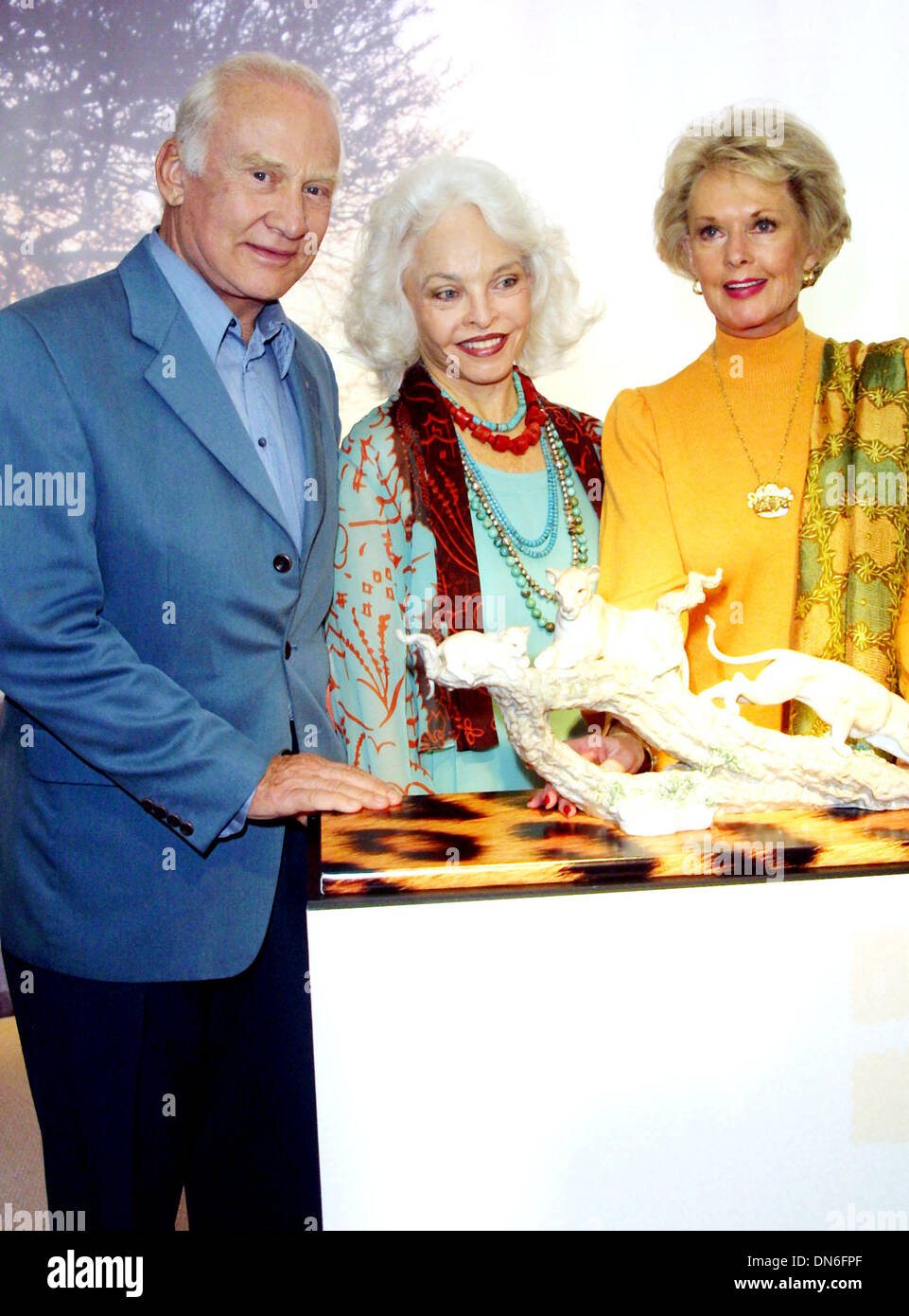 9. September 2002 - Beverly Hills, Kalifornien, USA - TIPPI HEDREN und BUZZ ALDRIN und seine Frau LOIS... TIPPI HEDREN GEEHRT. Tippi HedrenÃ•s Fokus bleibt auf ihrem '' wilden '' im Shambala Preserve.   Zu Ehren dieses Engagement am 8. September, JosÅ½ Lladrâ€ ", einer der Gründer-Brüder von Lladrâ€" ", das spanische Porzellan Reich, Tippi Hedren Tribut mit einer speziellen Skulptur mit dem Titel '' Stockfoto