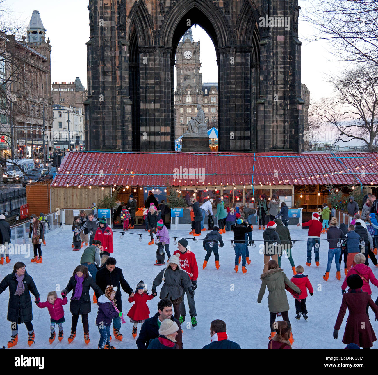 19. Dezember 2013, Edinburgh Weihnachten Ice Rink, Princes Street Gardens, Schottland, Großbritannien. Familien und Jugendliche scheinen Schlittschuhlaufen auf einem hellen Nachmittag eine Woche vor Weihnachten in den Genuss Stockfoto