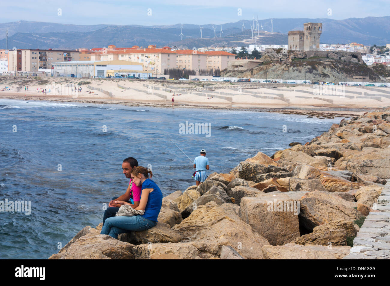 Fischer und Menschen am steinernen Pier. Tarifa. Cádiz. Andalucia. Spanien. Stockfoto