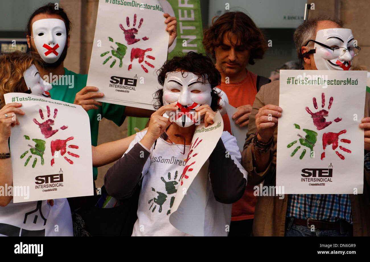 Demonstranten, die für ihre Gesichter mit Masken gesehen während einer Protestaktion gegen Löhne Stecklinge auf der Insel Mallorca, Spanien Stockfoto