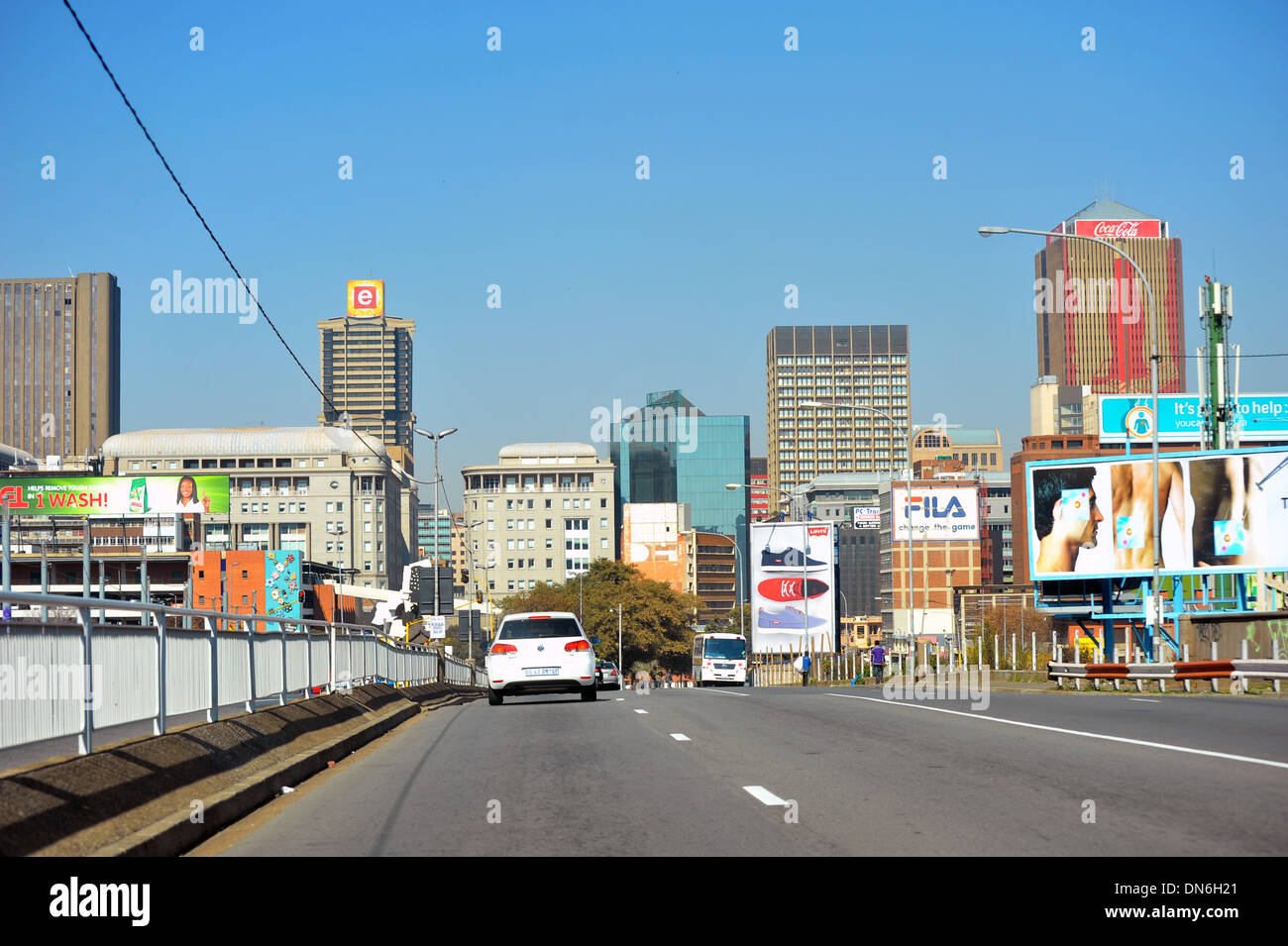Der Blick von der Straße als Autos fahren in Richtung Zentrum Johannesburg. Stockfoto