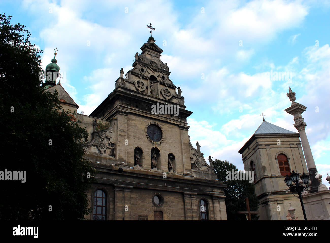 wunderschöne Bernhardiner-Kirche in Lemberg in der Ukraine Stockfoto