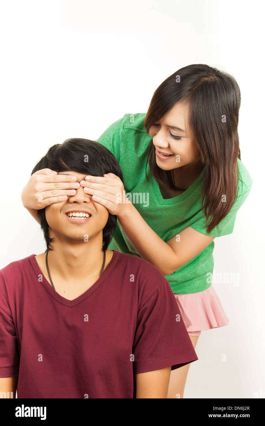 Glückliches junges Paar in weißem Hintergrund Stockfoto