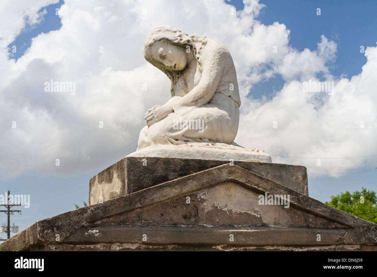 Statue einer Frau, die auf einem Grab auf dem St. Louis Cemetery in Treme District von New Orleans zu beten Stockfoto