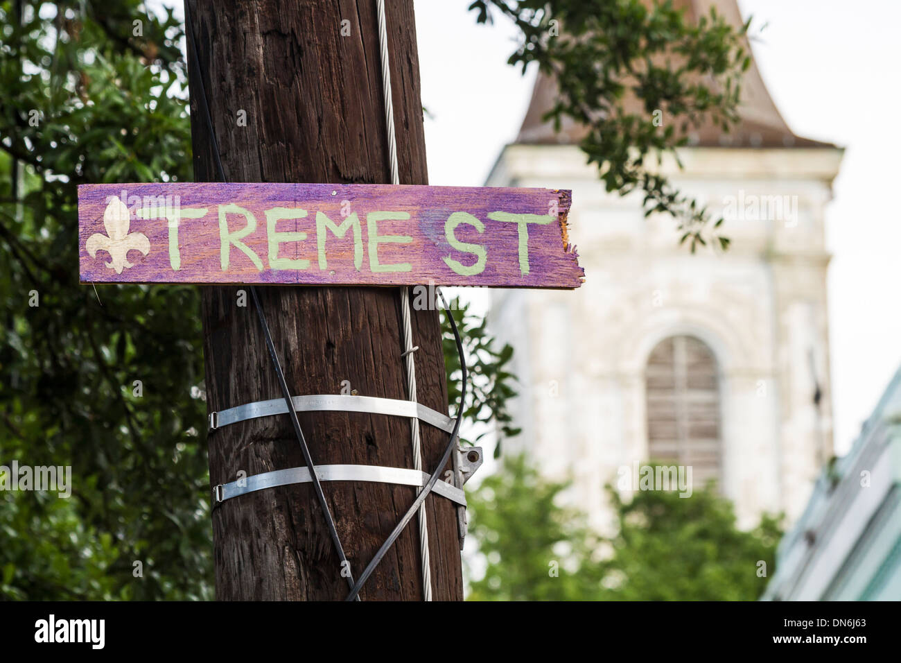 Eine bunte Straßenschild auf Treme Straße mit einer Kirche im Hintergrund im Treme District von New Orleans, Louisiana Stockfoto