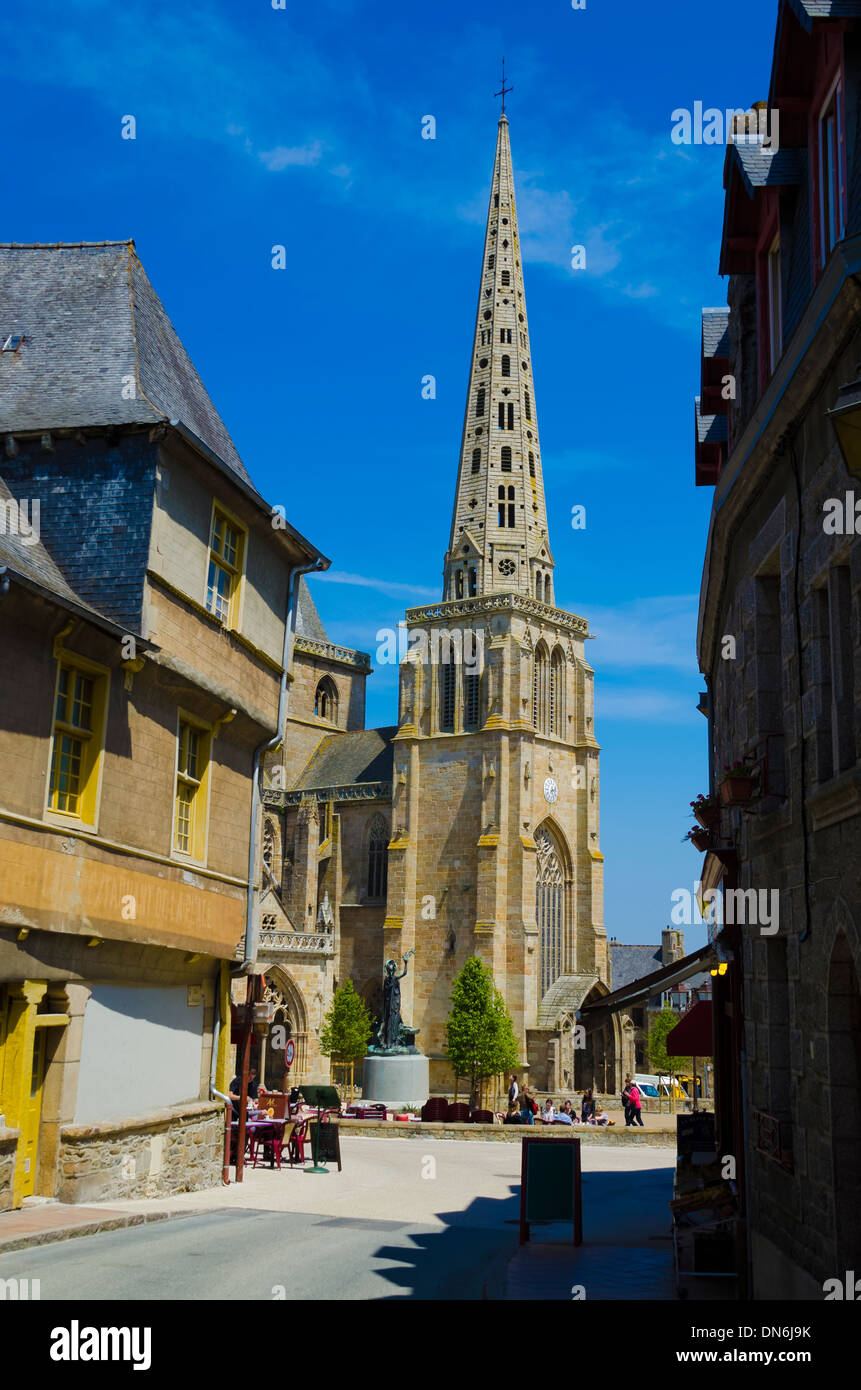 St. Tugdual Cathedral Tréguier auf dem Fluss Jaudy in Norden Brittany France, Gebäuden aus dem 6. Jahrhundert Rue Renan Stockfoto