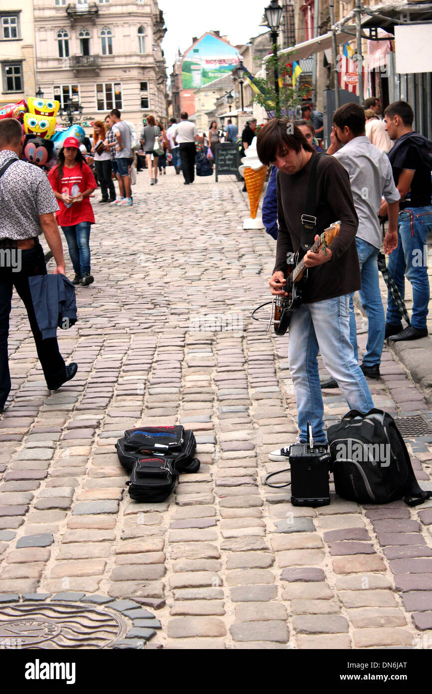 Musiker spielt Gitarre in der zentralen Straße von Lvov Stockfoto