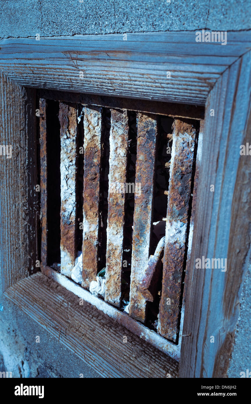 Balken ein Holzfenster mit Rost und allgemeine Blauton darauf. Stockfoto