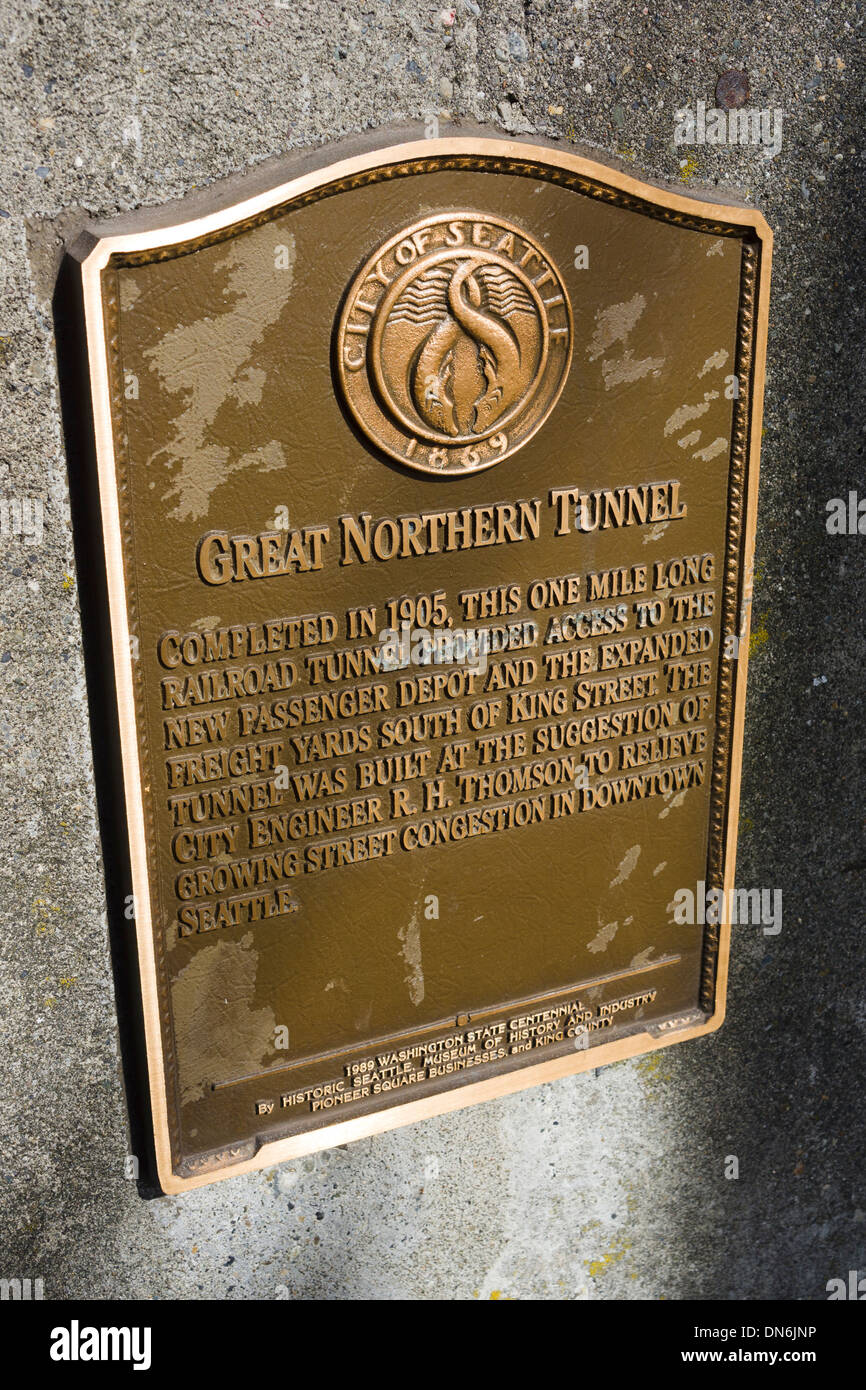 Messingplakette zum Gedenken an die Vollendung des großen Nordtunnel unter die Innenstadt von Seattle, Washington in1905. Stockfoto