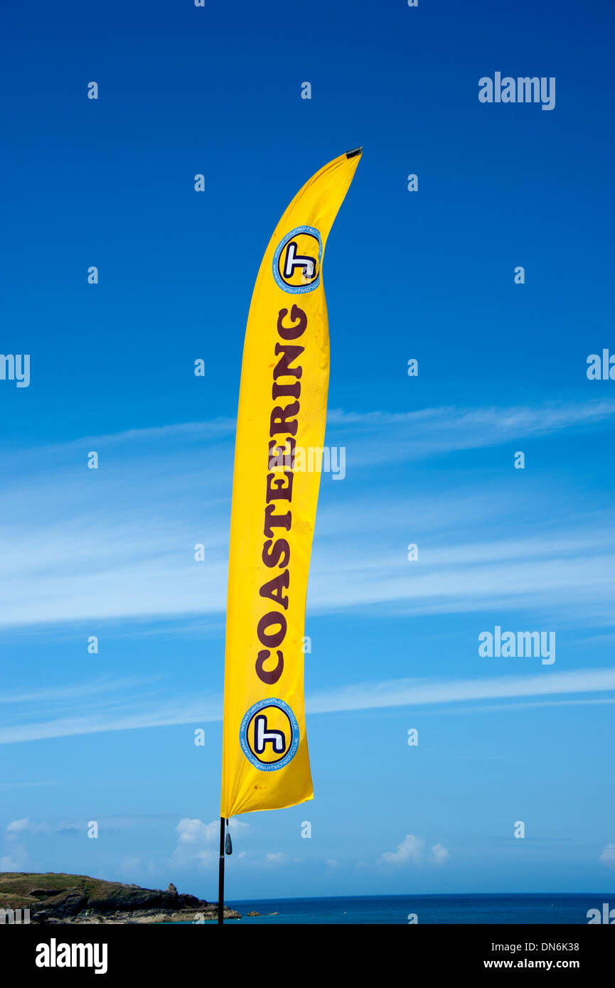 Coasteering Banner Zeichen gegen strahlend blauen Himmel Stockfoto