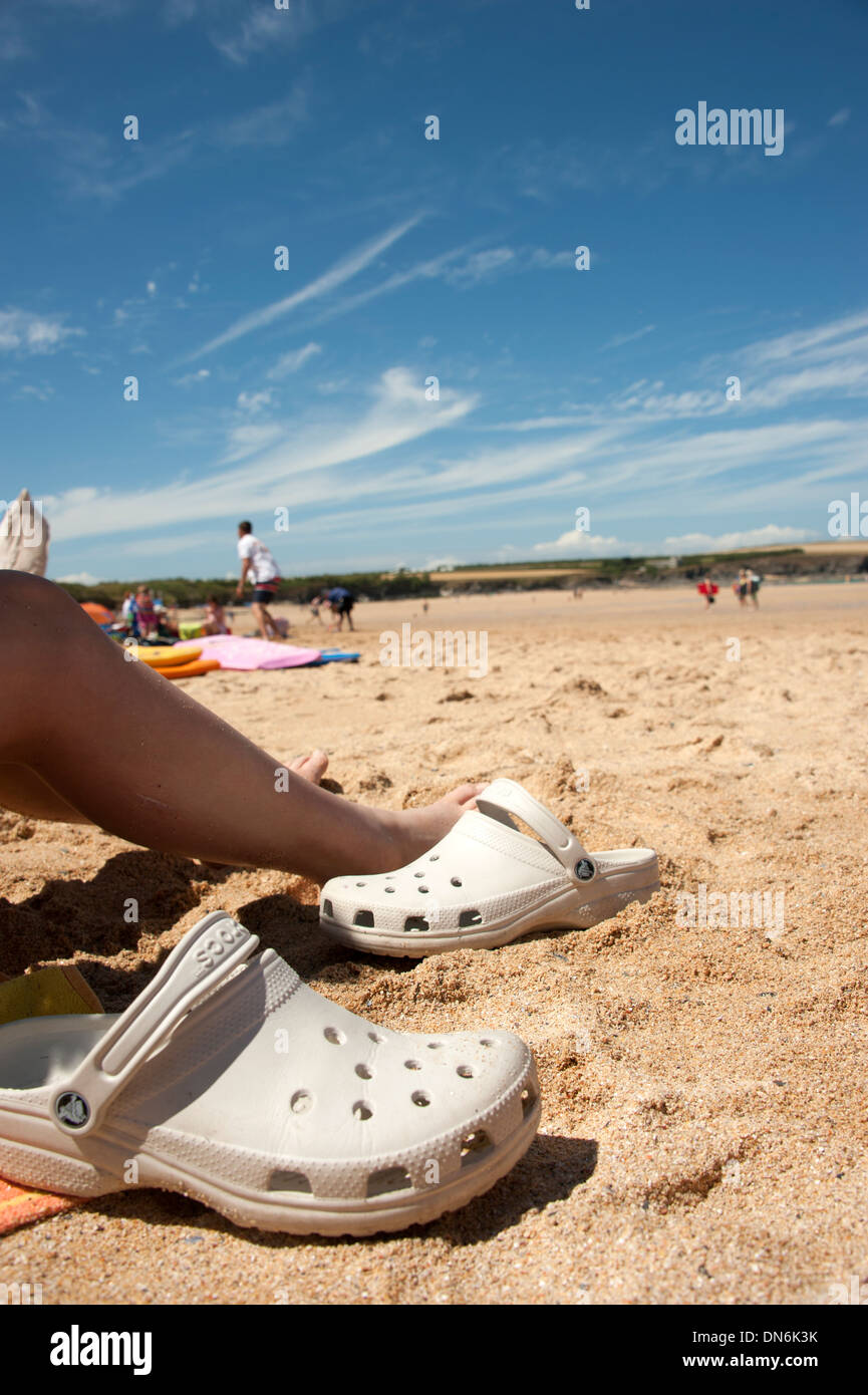 Crocs Sandalen am sonnigen Sandstrand Sommer träumen Stockfoto