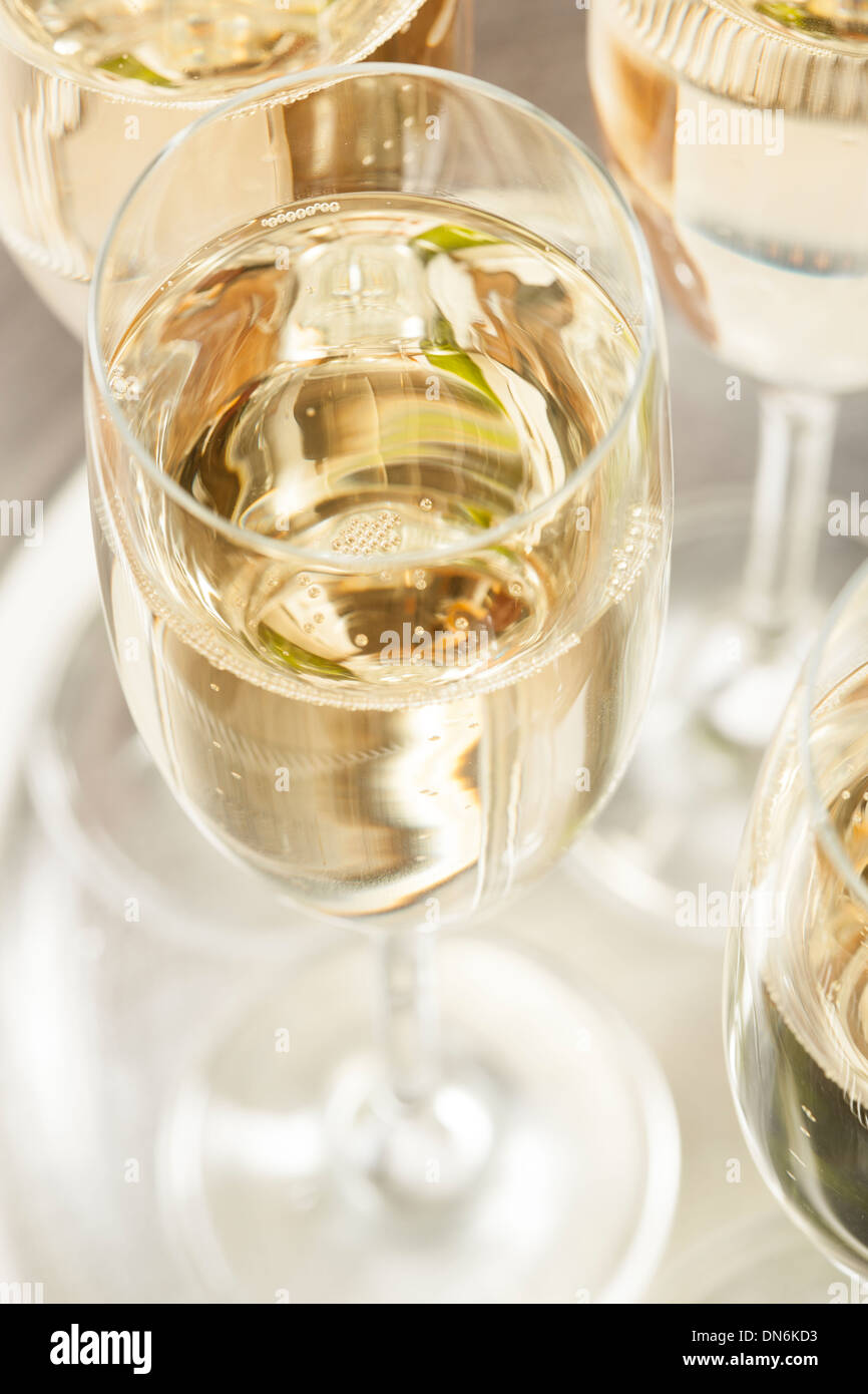 Sprudelnde Champagner im Glas für eine Feier Stockfoto