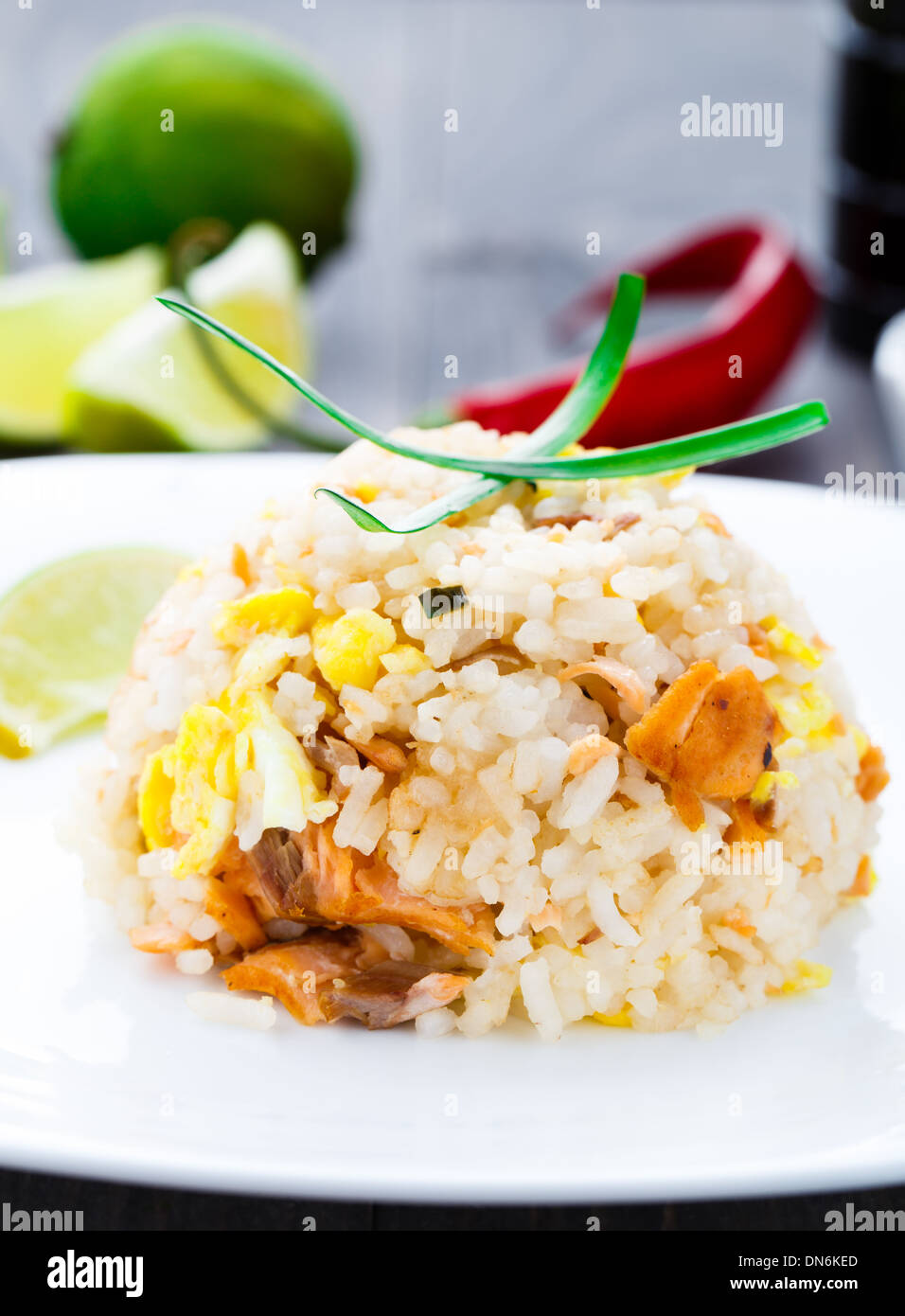 Gebratener Reis mit Lachs Stockfoto