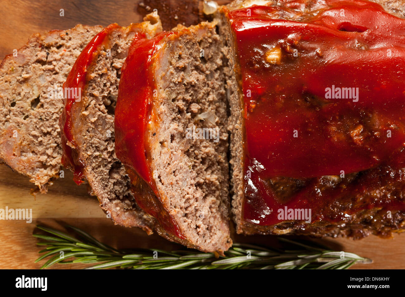 Hausgemachte Ground Beef Hackbraten mit Ketchup und Gewürze Stockfoto