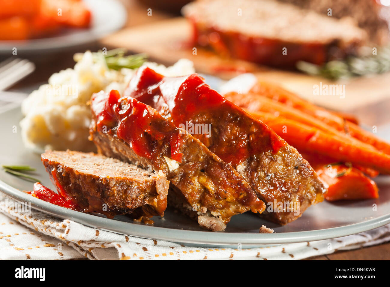 Hausgemachte Ground Beef Hackbraten mit Ketchup und Gewürze Stockfoto
