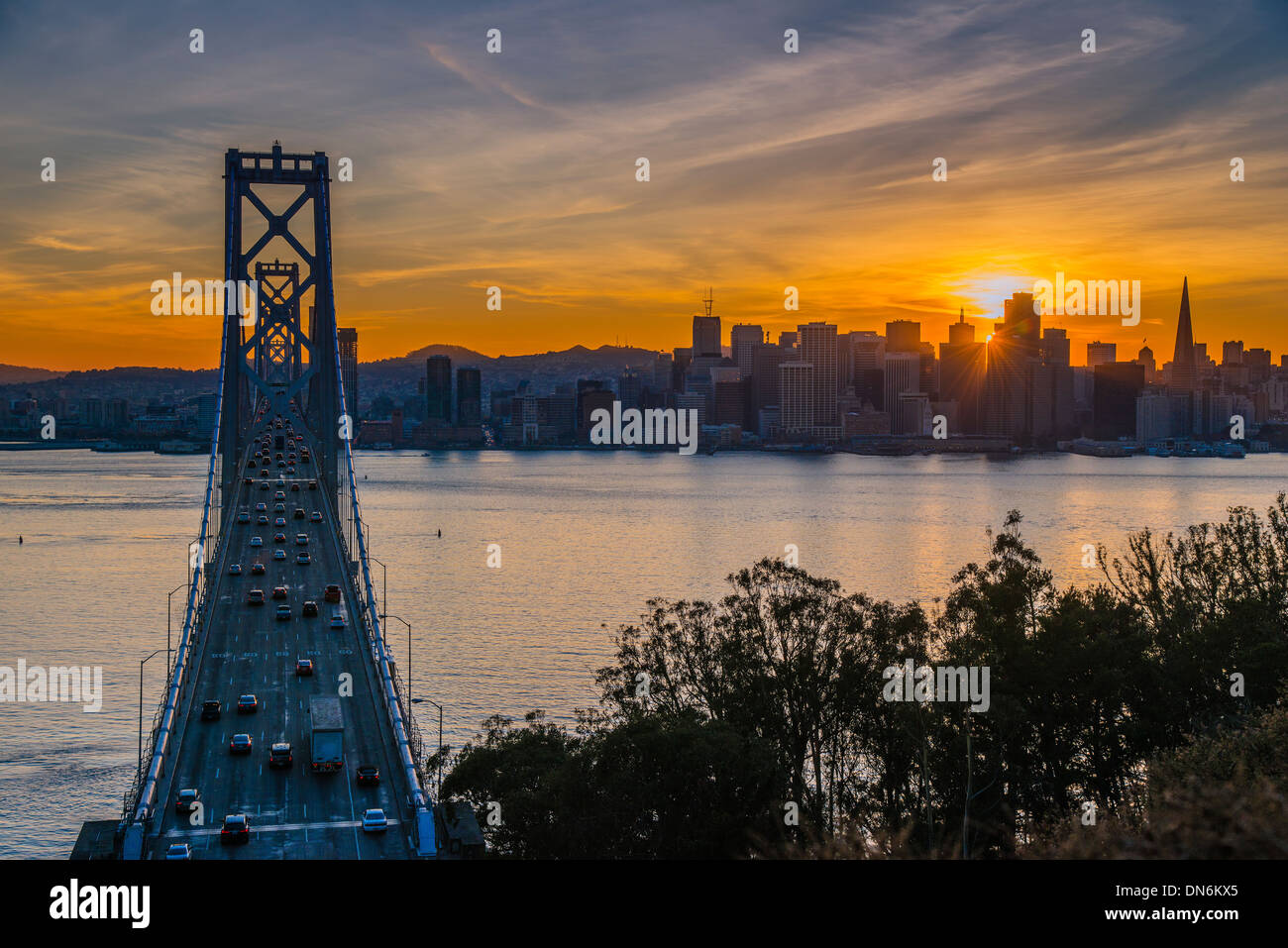 Blick auf den Sonnenuntergang von Yerba Buena Island über die Bay Bridge und die Skyline der Innenstadt, San Francisco, Kalifornien, USA Stockfoto