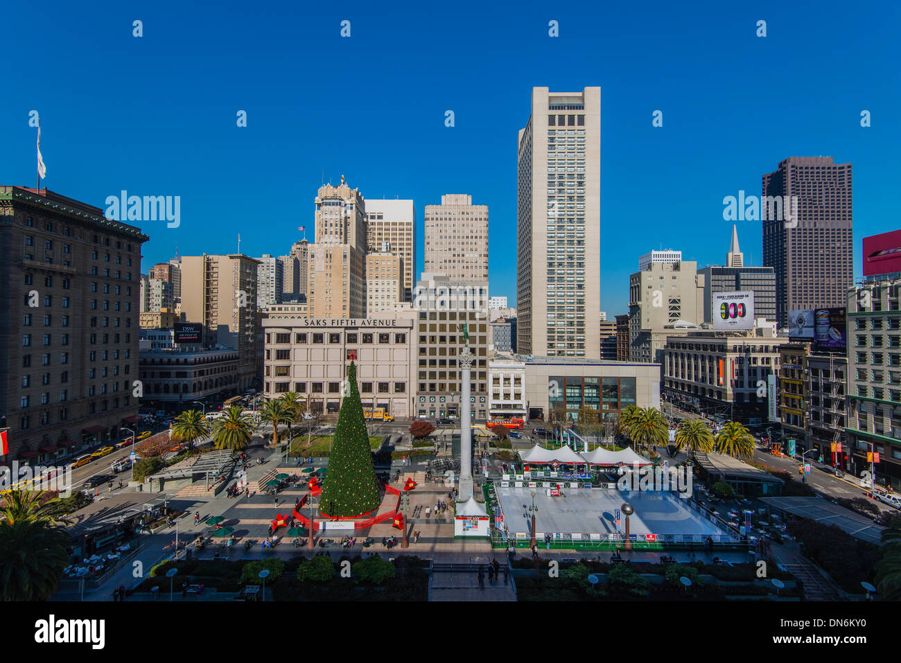 Union Square mit Weihnachtsbaum und Eislaufbahn, San Francisco, Kalifornien, USA Stockfoto