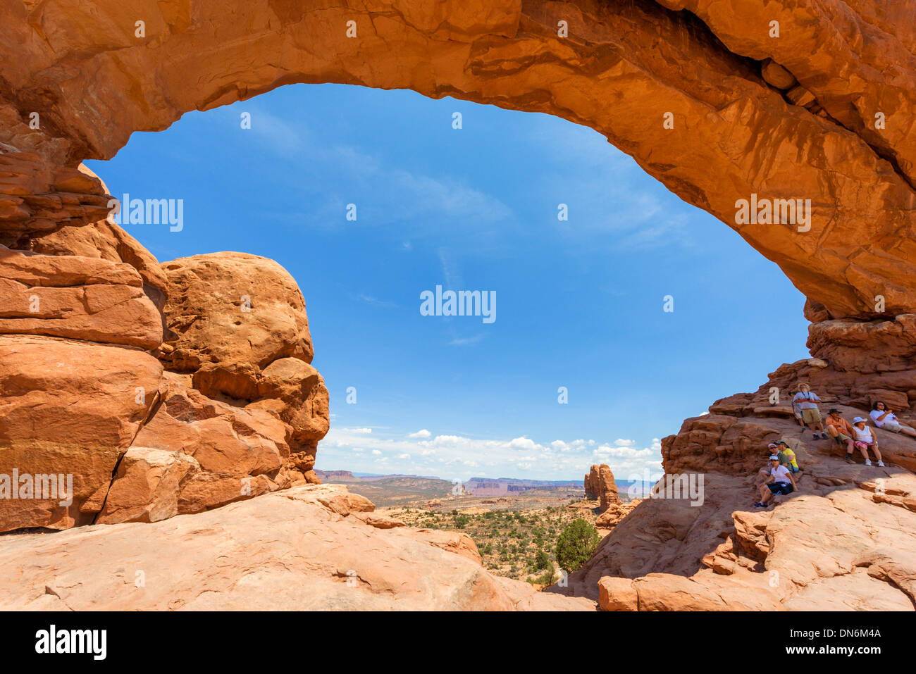 Touristen im Norden Fenster Bogen, The Windows Abschnitt Arches-Nationalpark, Utah, USA Stockfoto