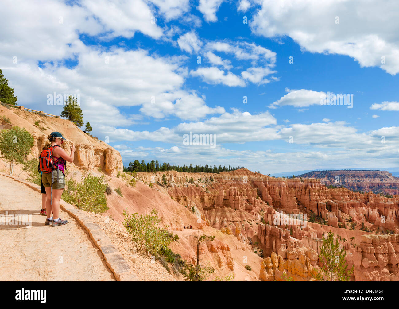 Wanderer mit dem Fotografieren am Navajo Loop Trail, Sunset Point, Bryce Amphitheater, Bryce-Canyon-Nationalpark, Utah, USA Stockfoto