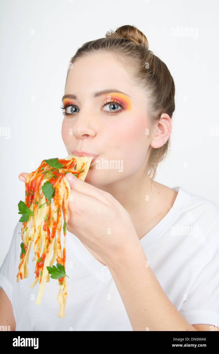 Frau Spaghetti zu essen, während es in der Hand halten Stockfoto